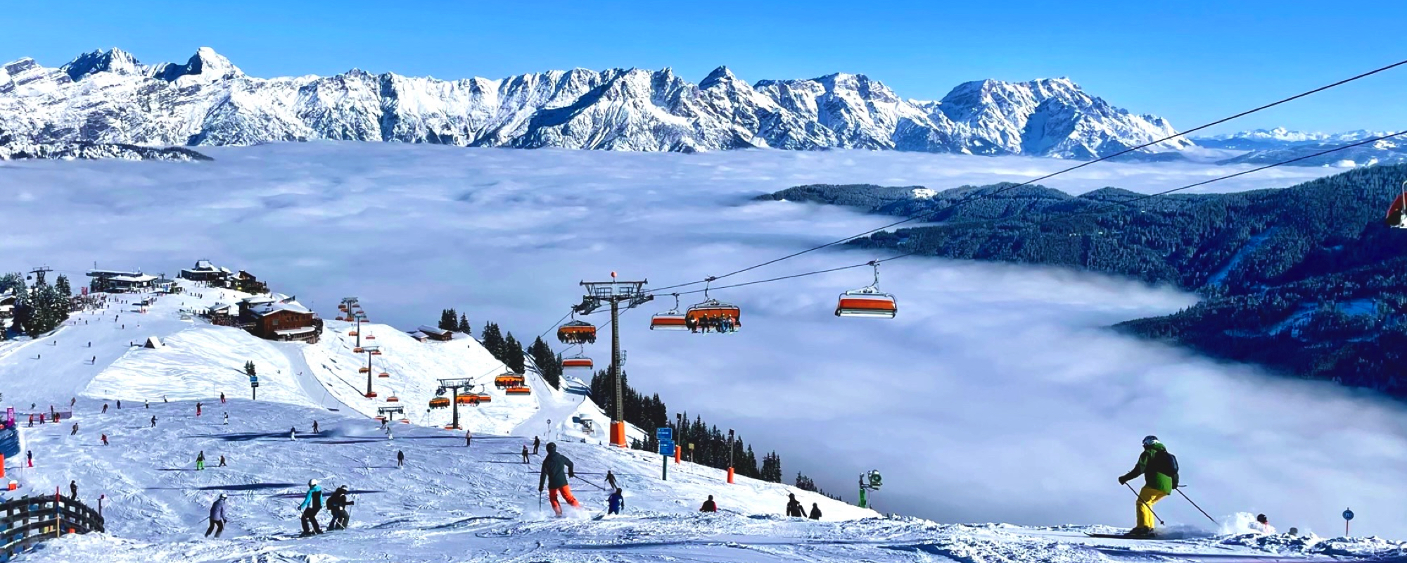 Een ski-piste in de stralende zon boven de wolken